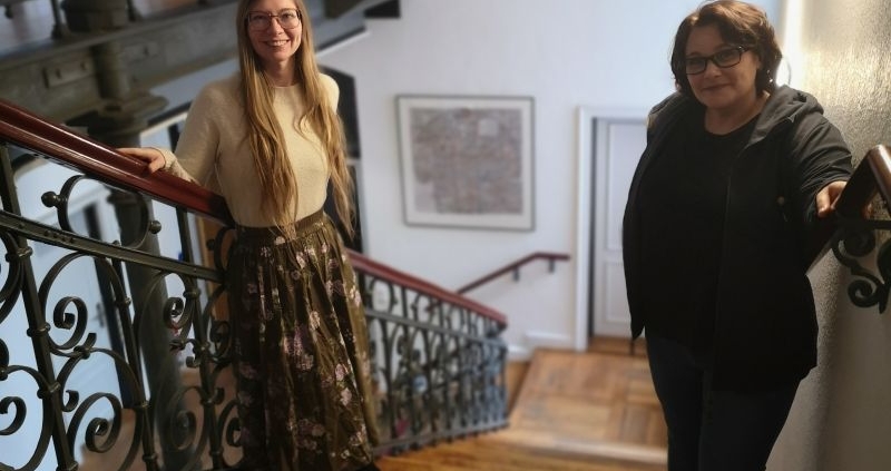Zwei Frauen stehend im Treppenhaus der Klosterkammer