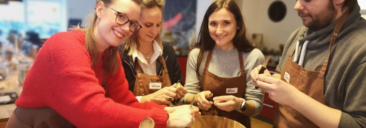 Mitarbeiter kochen zusammen und schälen Rosenkohl